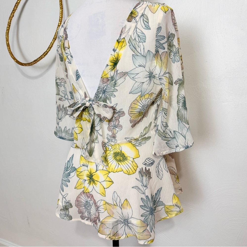 Cupcakes & Cashmere Keenan Papyrus Dandelion Yellow peplum bow top size small